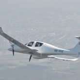 PREMIERA | Prototipul noului bimotor de la Diamond - DA52 a zburat pentru prima oara!