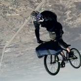 Cum "face" skydive o bicicleta | VIDEO de SENZATIE