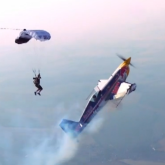 Formatie INCREDIBILA | Un avion de acrobatie a plutit la cativa metri alaturi de un parasutist | VIDEO