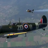 Trecut si prezent | Cum a zburat "omul cu reactie" Yves Rossi langa aripa unui Spitfire | VIDEO