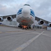 Antonov AN-124 versus Boeing 737 | VIDEO