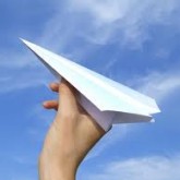 Creatorul celui mai eficient avion de hartie si-a scos "manual":  The New World Champion Paper Airplane Book