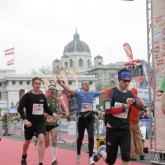 Remus Sime, la maratonul din Viena - alergatorul in tricou albastru