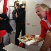 "Marele" Richard Branson s-a facut insotitoare de bord pentru o zi | Vezi de ce